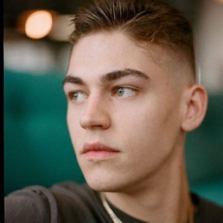 Hero Fiennes-Tiffin Biography, Age, Height, Family, Girlfriend & Net Worth