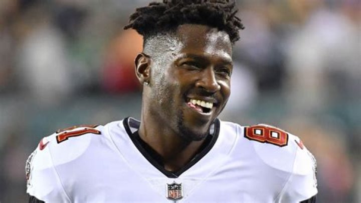 How tall is Antonio Brown