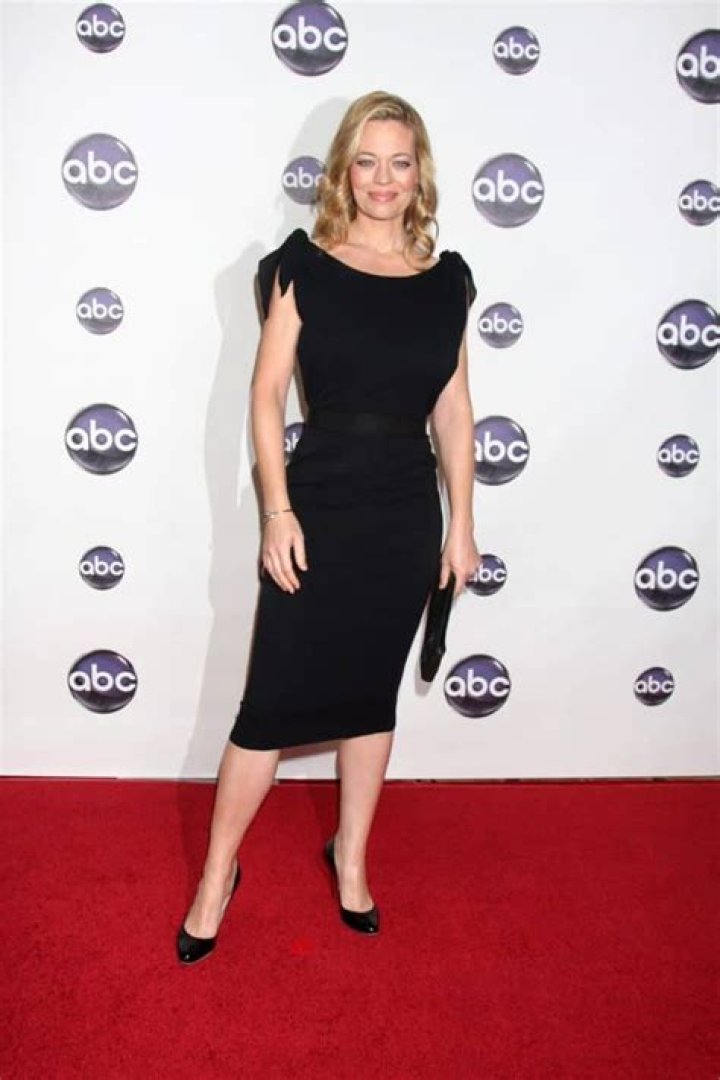 How tall is Jeri Ryan