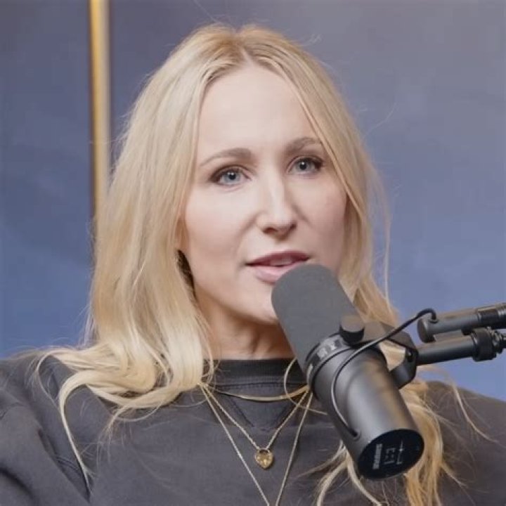How tall is Nikki Glaser