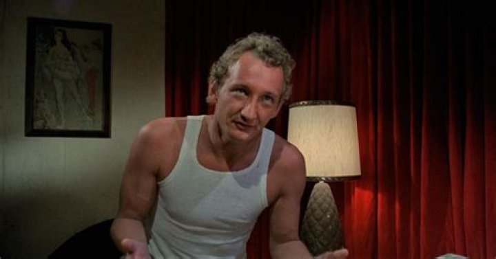 How tall is Robert Englund