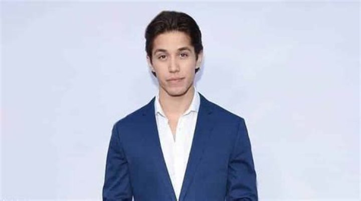 Is Brandon Larracuente Gay? Or Is He Dating a Beautiful Girlfriend. 2022