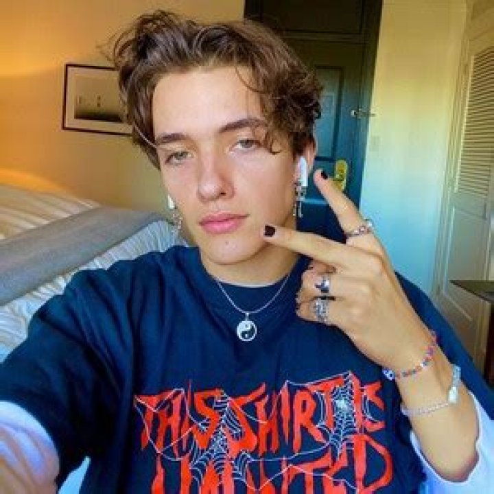 Noah Urrea Age | Wiki, Net worth, Bio, Height, Girlfriend ?